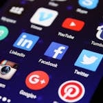 Zbliżenie ekranu smartfona pokazujące różne ikony aplikacji mediów społecznościowych, takie jak Facebook i Twitter pokazujące przykładowe Zbliżenie ekranu smartfona pokazujące ikony aplikacji mediów społecznościowych, takich jak Facebook i Twitter, ilustrujące temat SEO a social media.